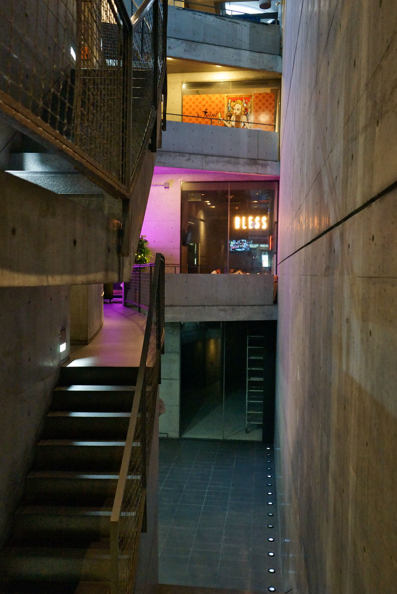 ANDO-TADAO-GALLERIA-AKKA02