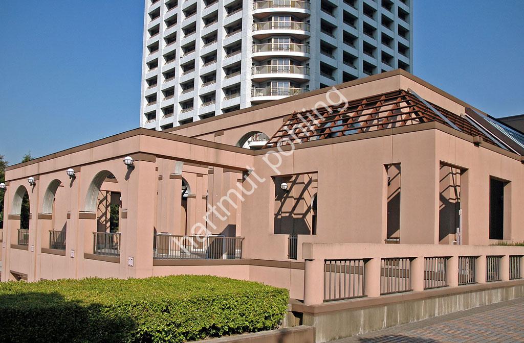 ISOZAKI-ARATA-GLOBE-THEATER