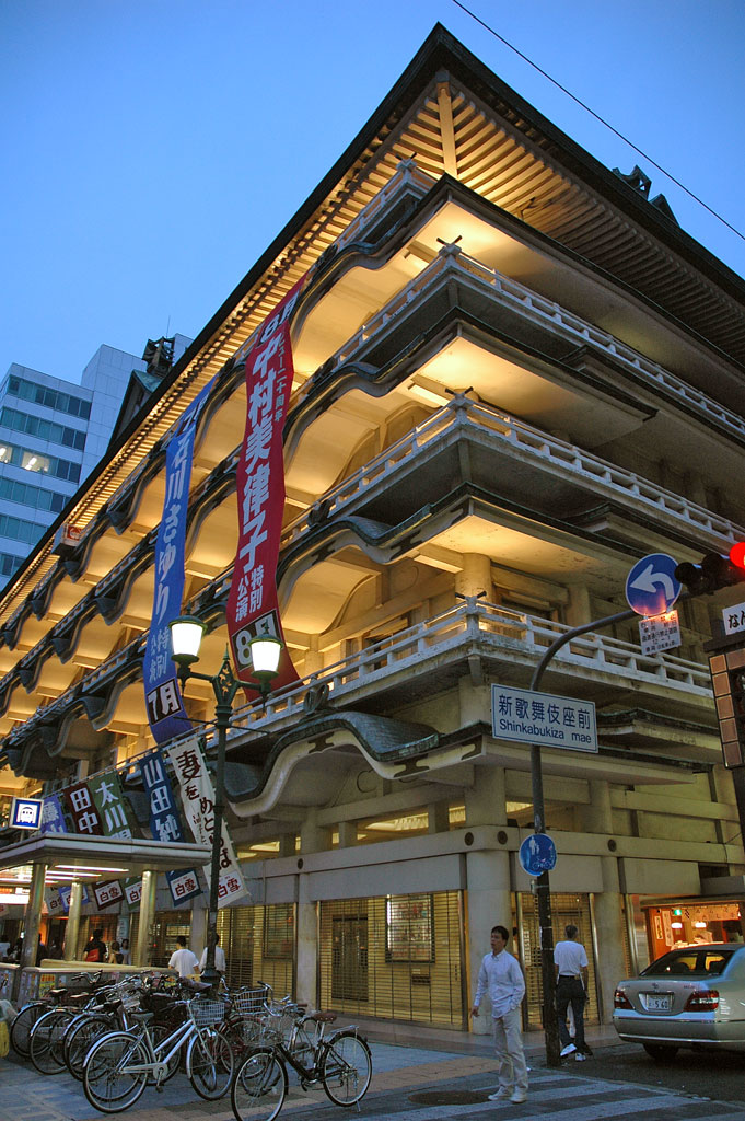 MURANO-TOGO-SHIN-KABUKIZA-THEATER12