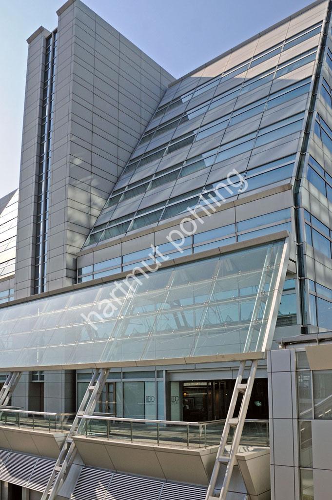 TANGE-KENZO-TOKYO-FASHION-TOWN-BUILDING03