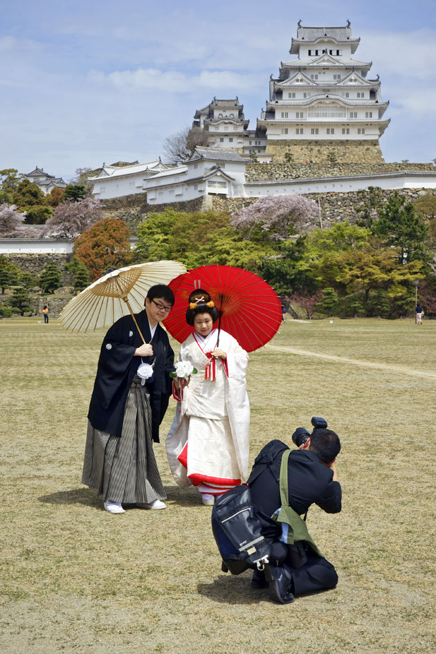 JAPANESE-CASTLE-HIMEJI-JOU-WEDDING-COUPLE