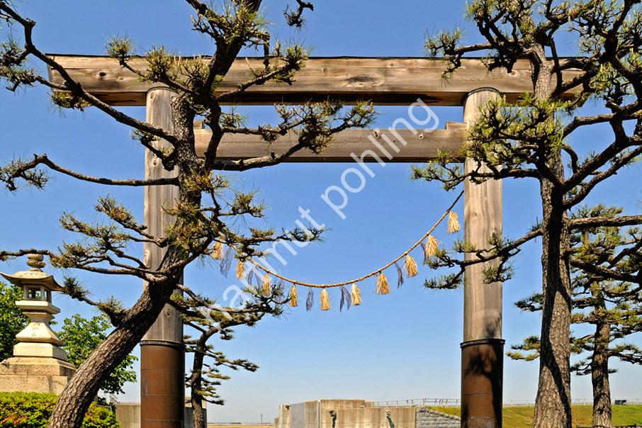JAPANESE-CASTLE-KUWANA-JOU-TORII