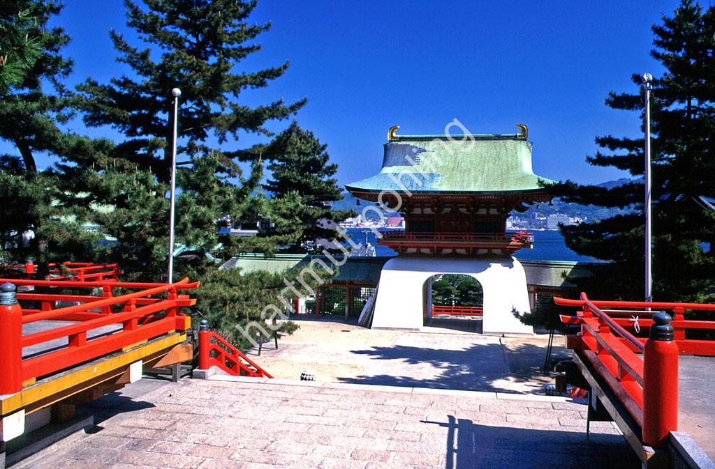 JAPANESE-SHRINE-AKAMA-JINGU