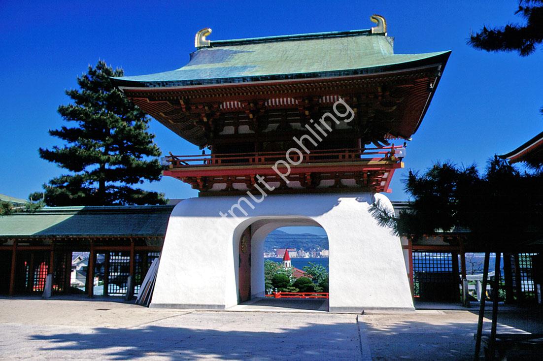 JAPANESE-SHRINE-AKAMA-JINGU07