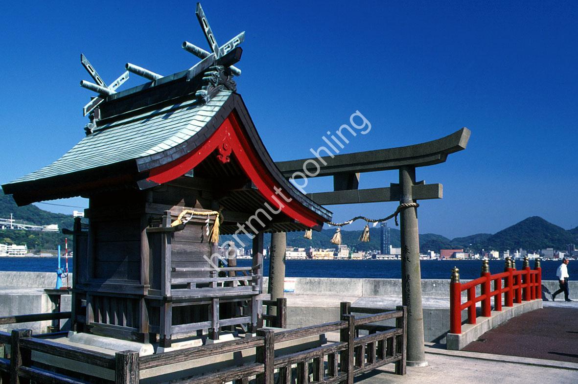 JAPANESE-SHRINE-AKAMA-JINGU08