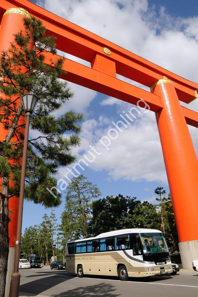 JAPANESE-SHRINE-HEIAN-JINGU-TORII02