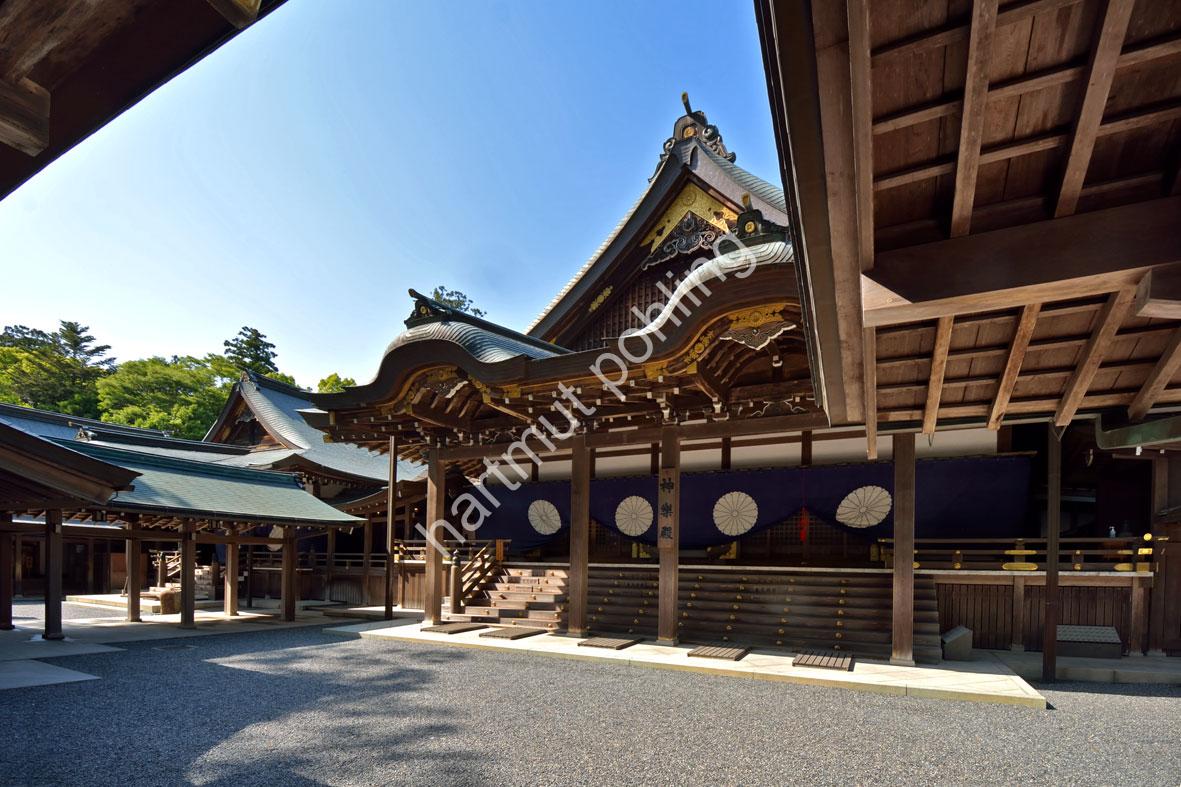 JAPANESE-SHRINE-ISE-DAIJINGU-NAIKU-KAGURADEN
