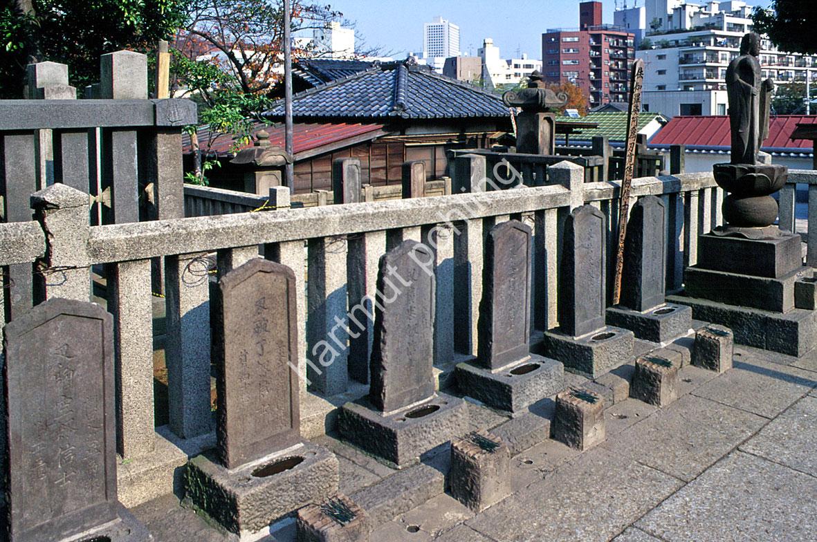 JAPANESE-TEMPLE-SENGAKU-JI-AKO-GISHI-GRAVES
