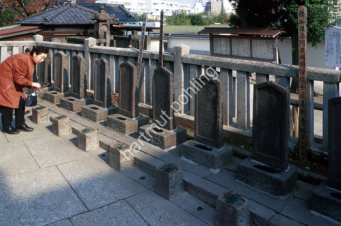 JAPANESE-TEMPLE-SENGAKU-JI-AKO-GISHI-GRAVES02