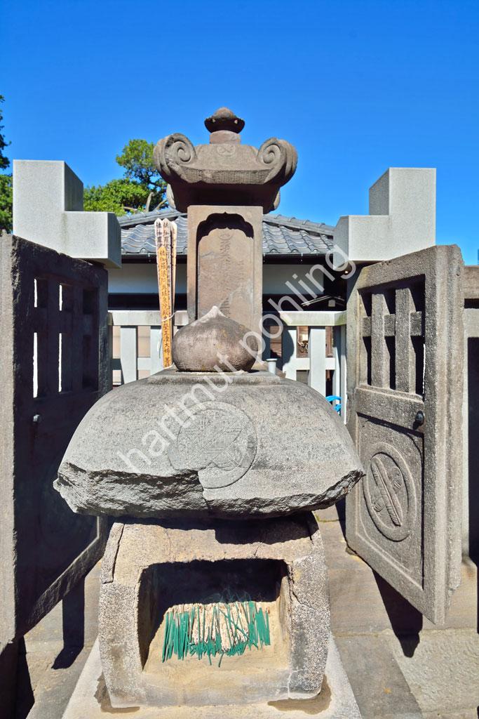 JAPANESE-TEMPLE-SENGAKU-JI-GRAVE-STONE