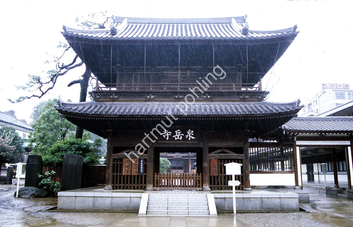JAPANESE-TEMPLE-SENGAKU-JI-MAIN-GATE02