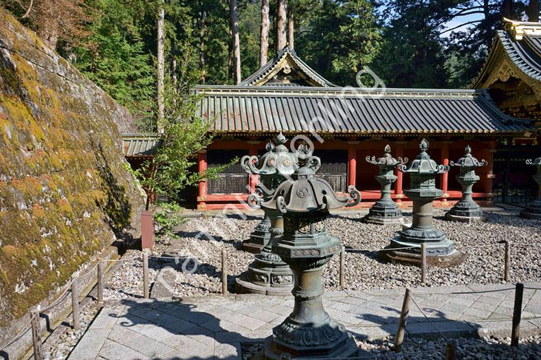 JAPANESE-TEMPLE-TAIYU-IN-NIKKO09