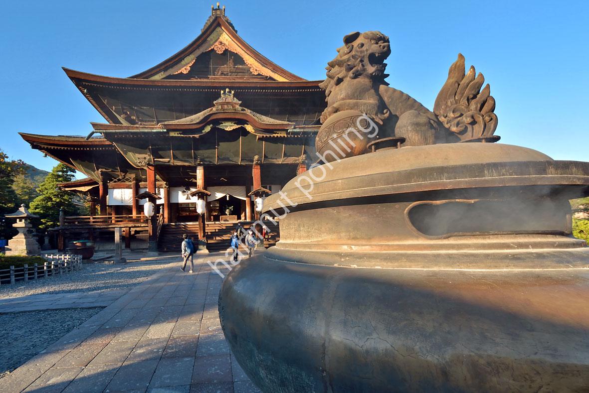 JAPANESE-TEMPLE-ZENKO-JI05