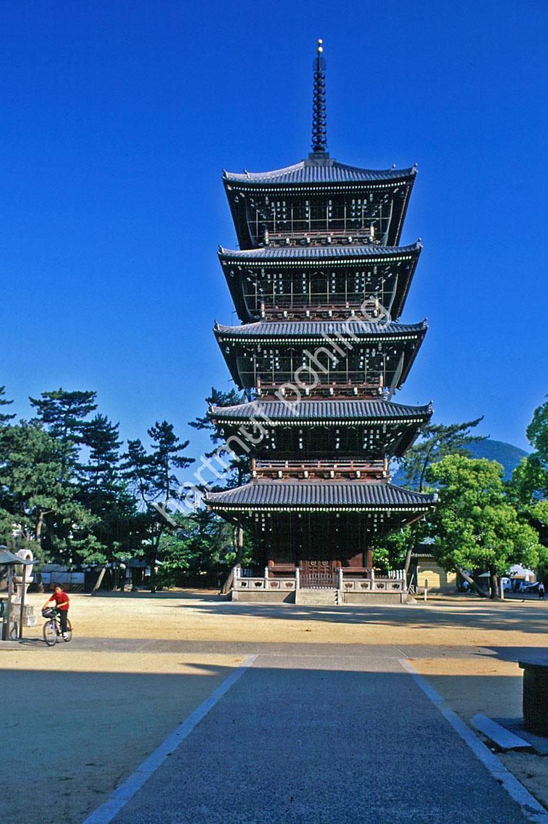 JAPANESE-TEMPLE-ZENTSU-JI-PAGODE