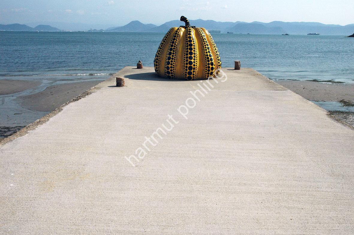 KUSAMA-YAYOI-PUMPKIN-NAOSHIMA