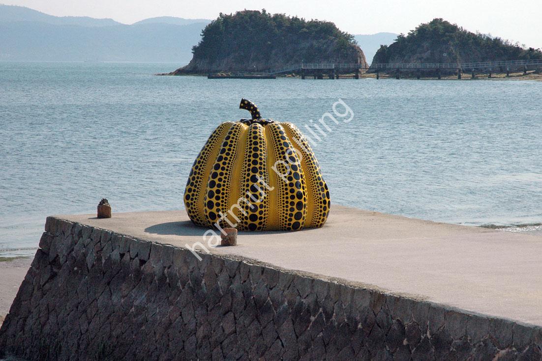 KUSAMA-YAYOI-PUMPKIN-NAOSHIMA02