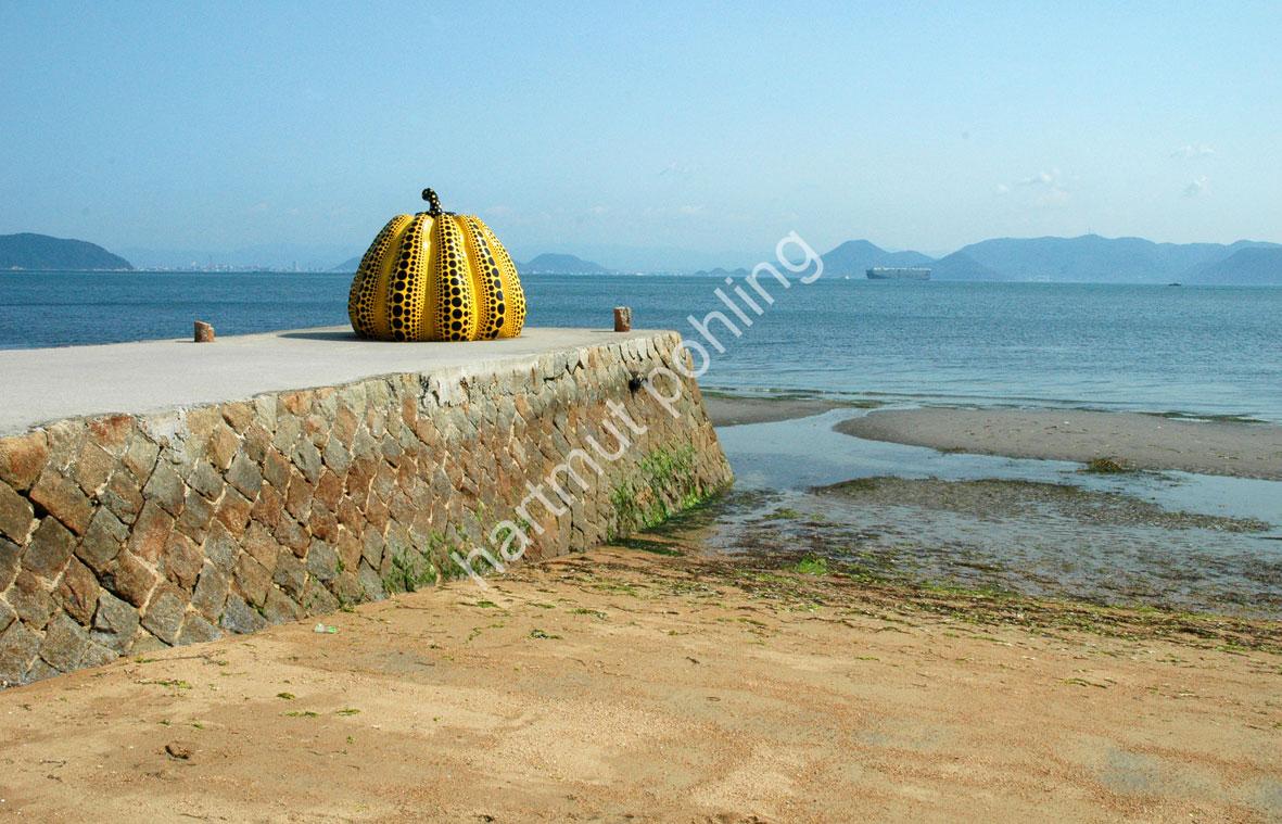 KUSAMA-YAYOI-PUMPKIN-NAOSHIMA03