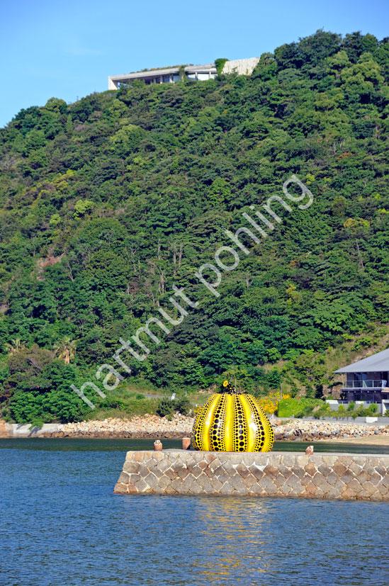 KUSAMA-YAYOI-PUMPKIN-NAOSHIMA07