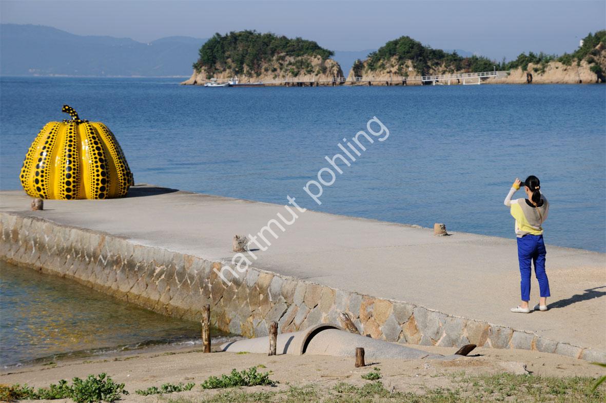 KUSAMA-YAYOI-PUMPKIN-NAOSHIMA11