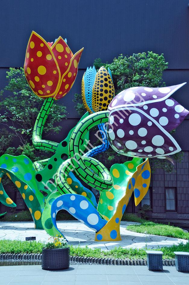 KUSAMA-YAYOI-VISIONARY-FLOWERS05