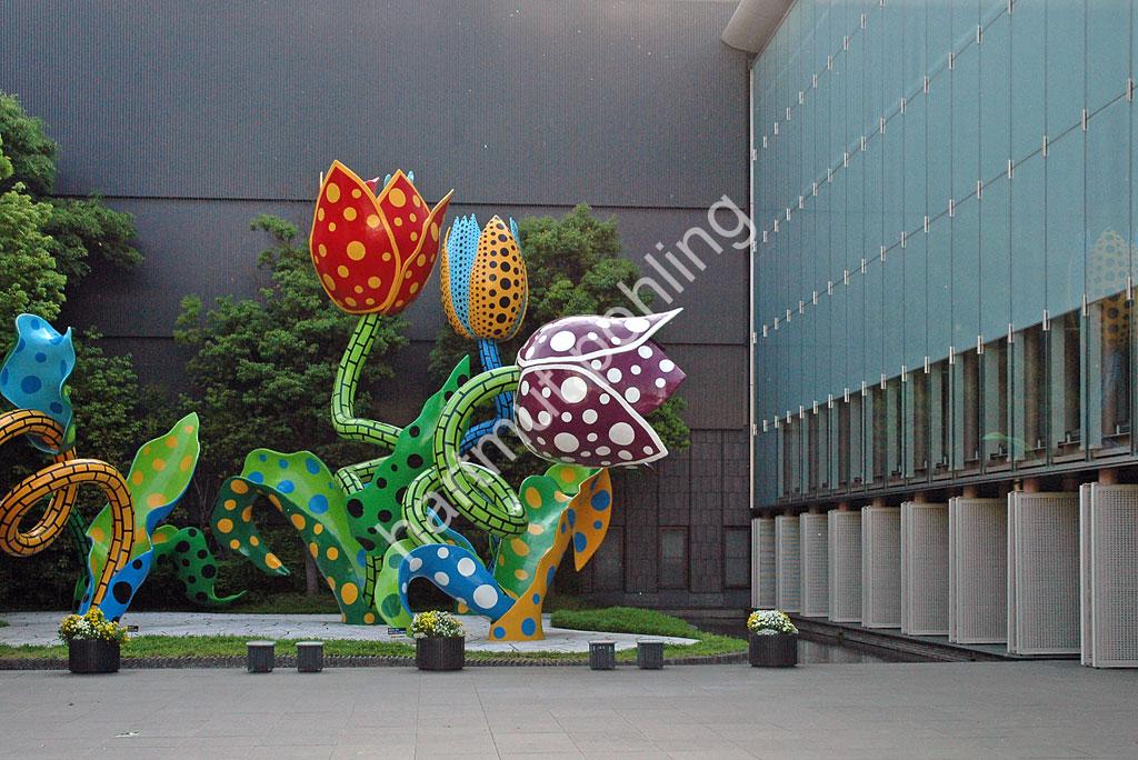 KUSAMA-YAYOI-VISIONARY-FLOWERS07