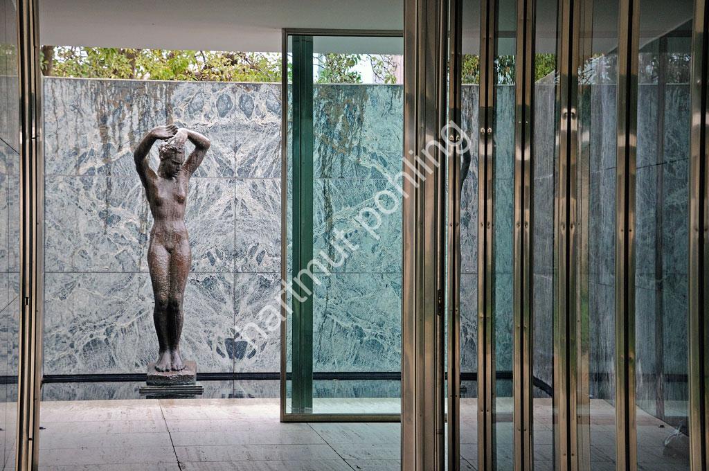 MIES-VAN-DER-ROHE-BARCELONA-PAVILION02