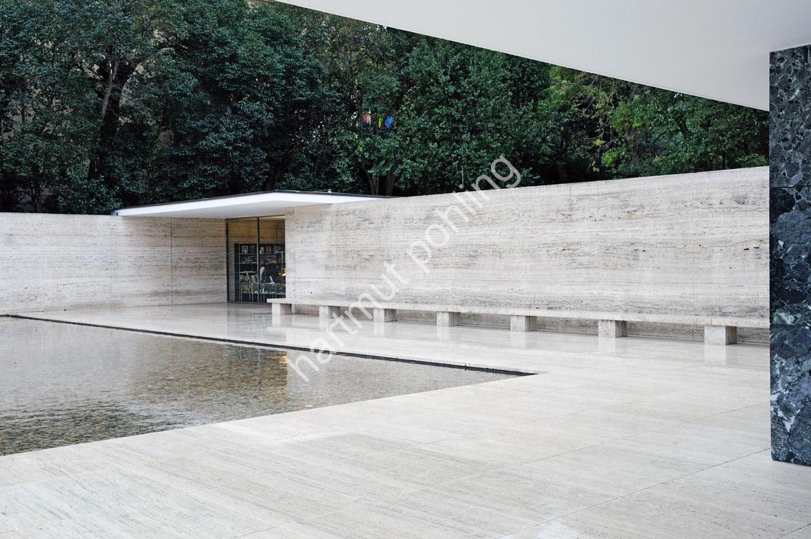 MIES-VAN-DER-ROHE-BARCELONA-PAVILION05
