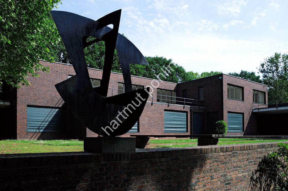 MIES-VAN-DER-ROHE-HAUS-LANGE-KREFELD04