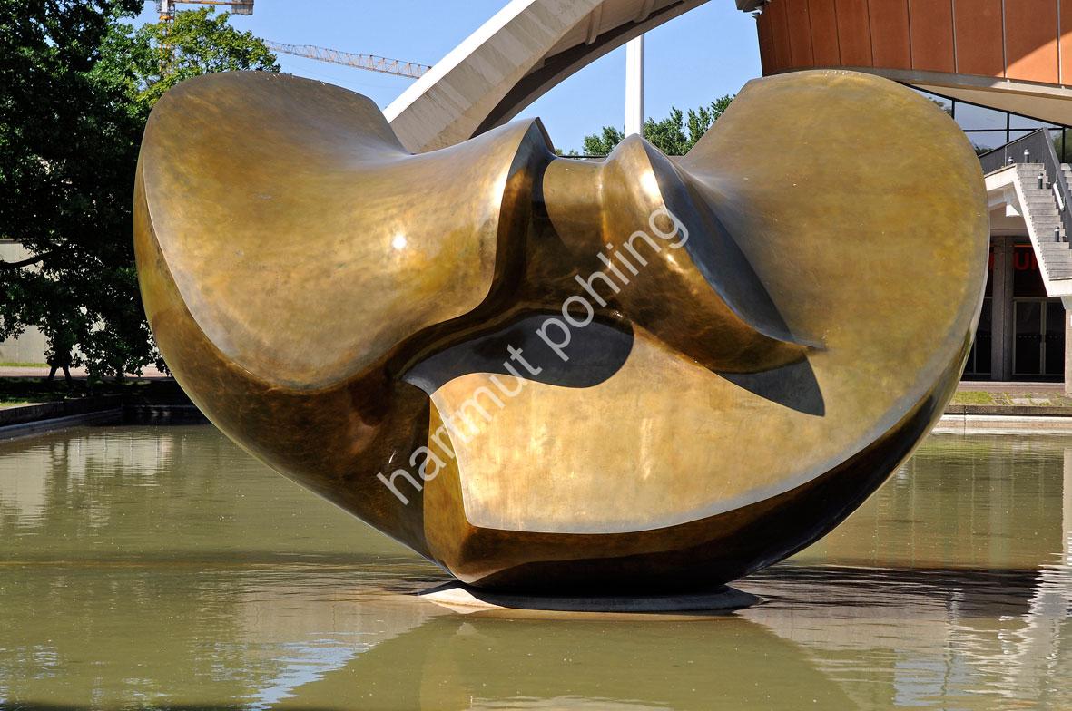 MOORE-HENRY-BUTTERFLY-BERLIN