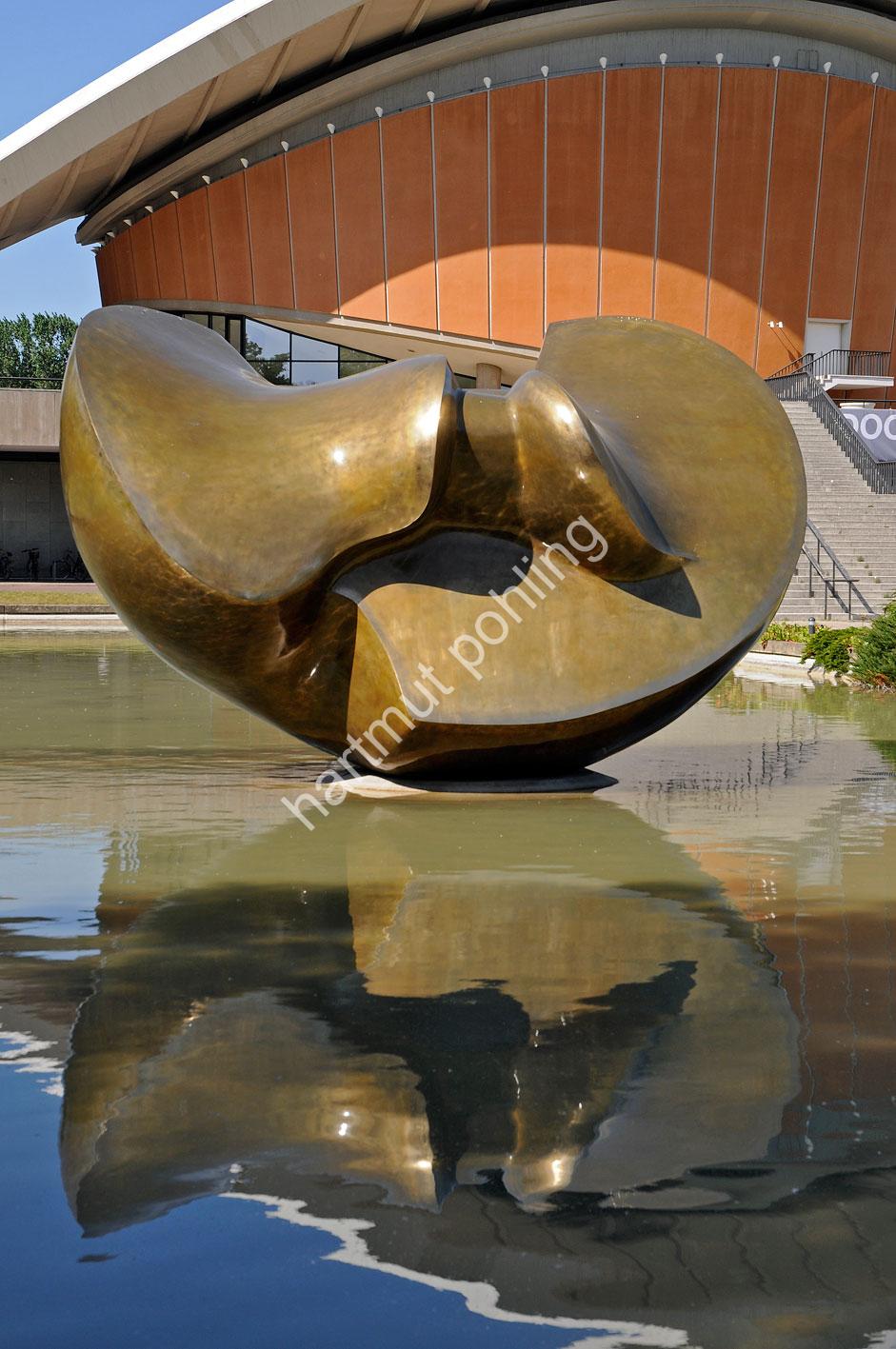 MOORE-HENRY-BUTTERFLY-BERLIN02