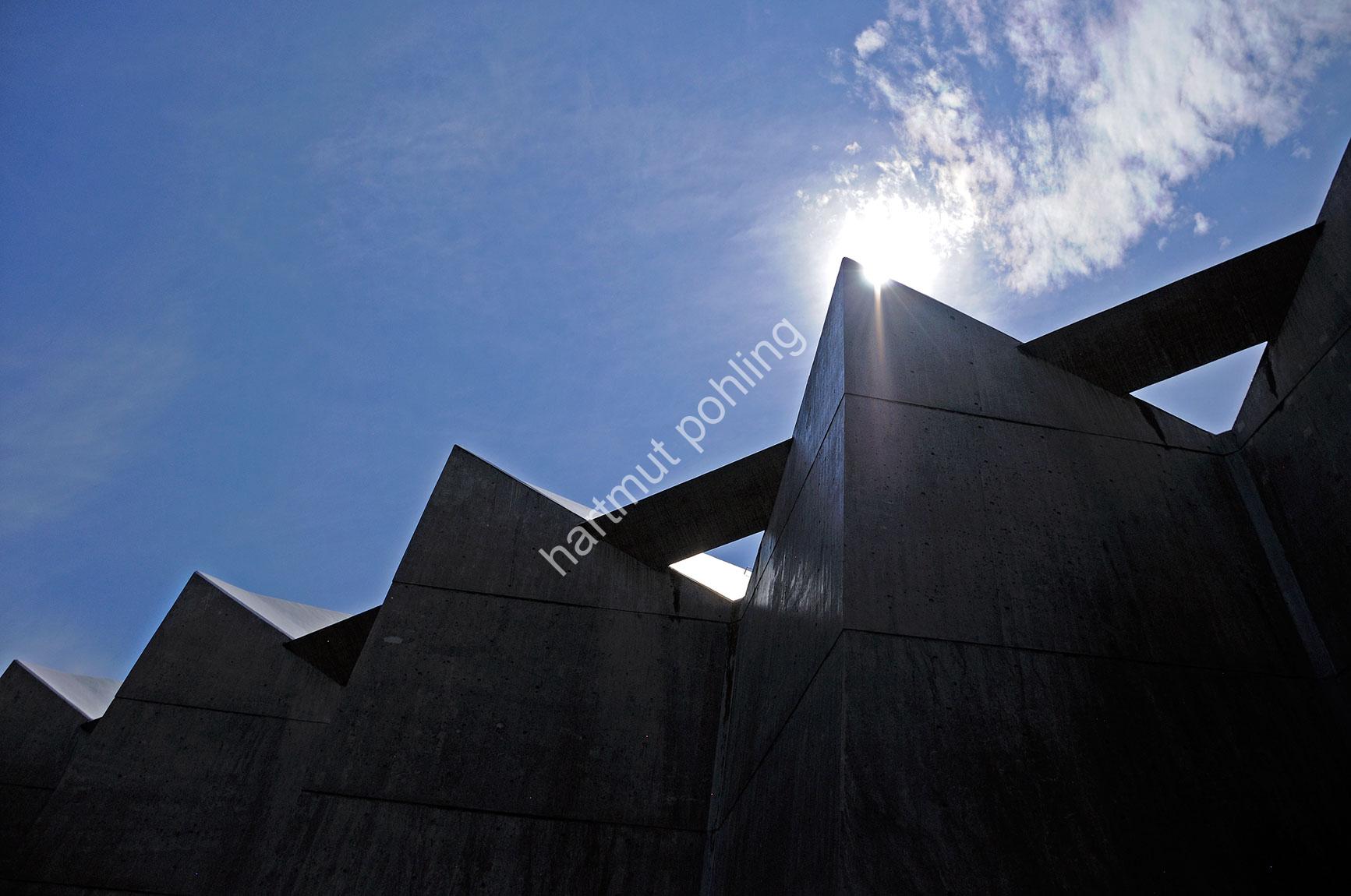 RAYMOND-ANTONIN-GUNMA-MUSIC-HALL08