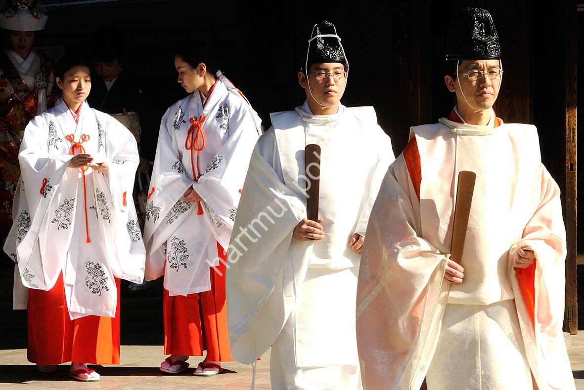 SHINTO-PRIEST-MEIJI-SHRINE01
