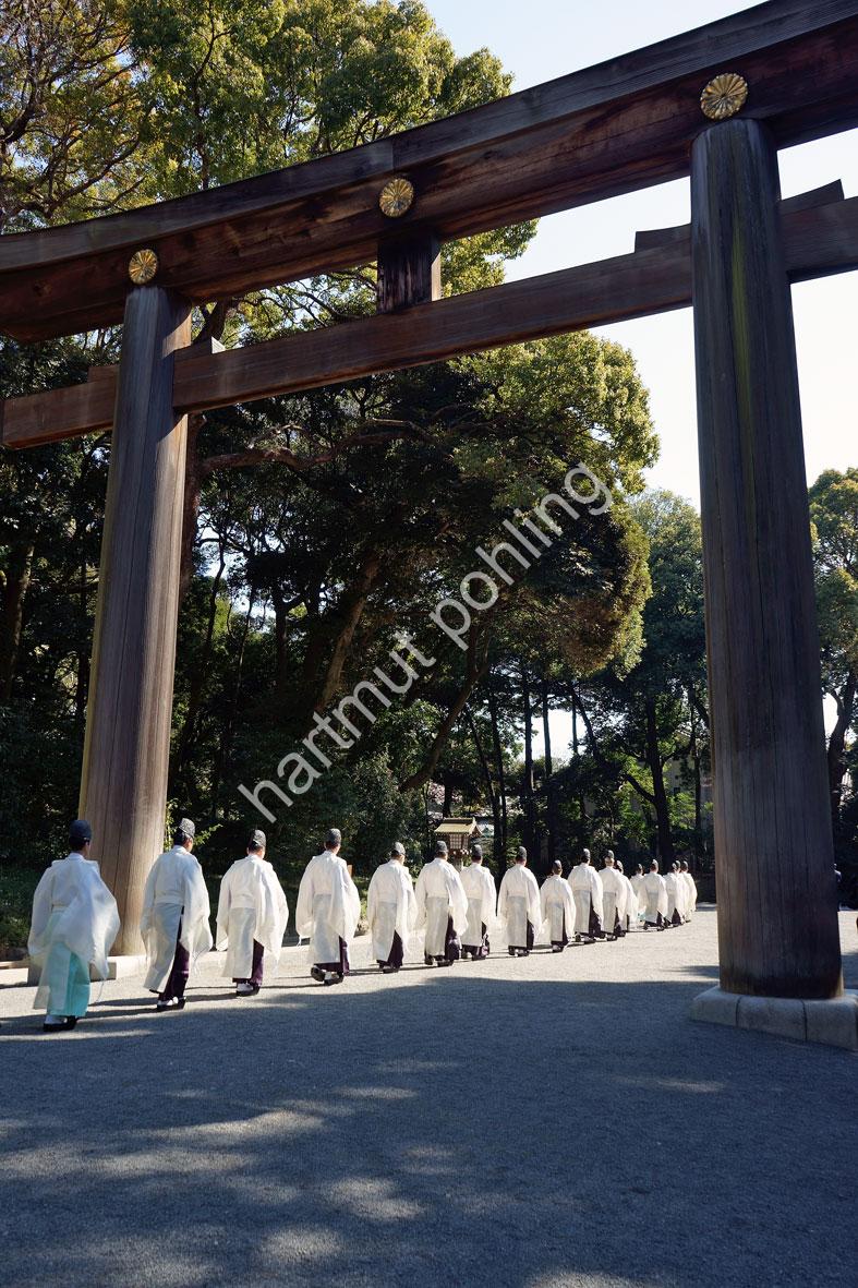 SHINTO-PRIEST-MEIJI-SHRINE03