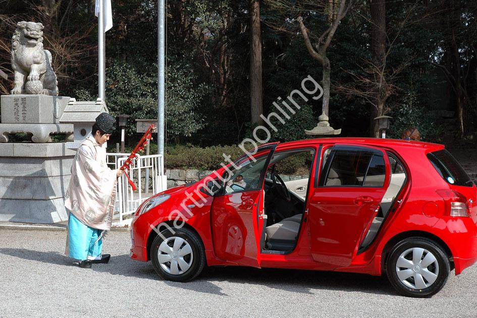 SHINTO-PRIEST-TAMURA-SHRINE
