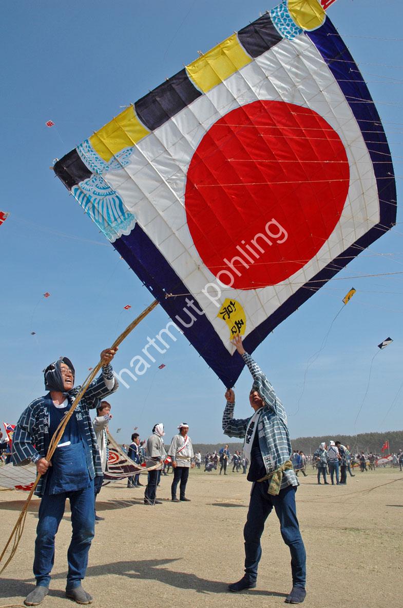 JAPAN-MATSURI-TAKOAGE-GASSEN11