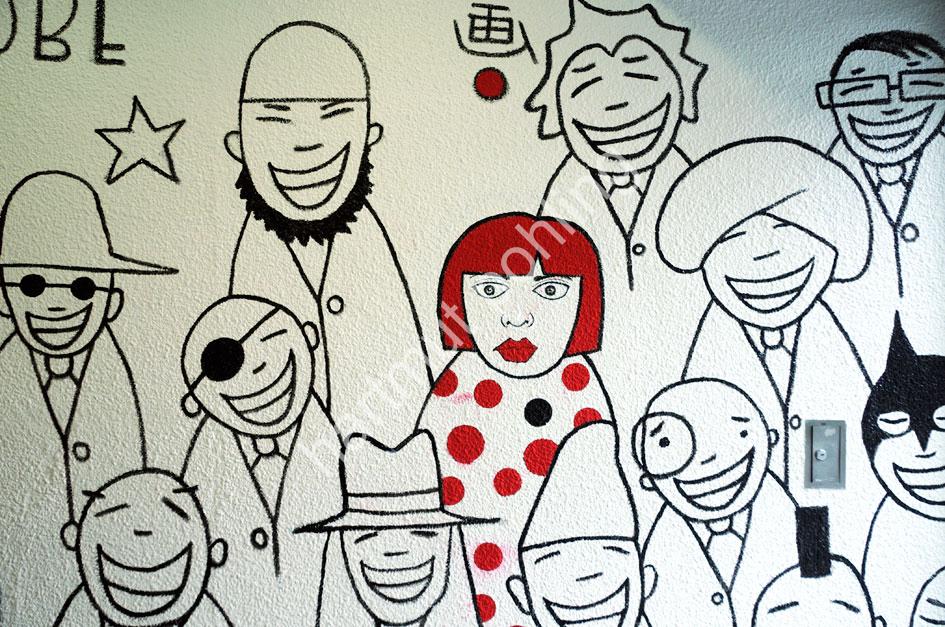 KUSAMA-YAYOI-BAR-ENTRANCE-PAINTING-KOBE
