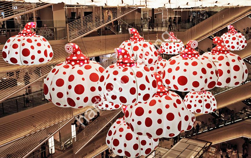 KUSAMA-YAYOI-PUMPKIN-GINZA-SIX