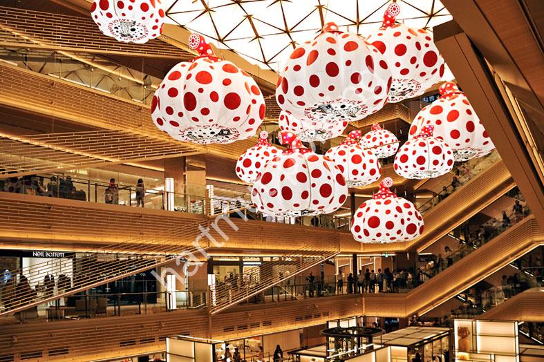 KUSAMA-YAYOI-PUMPKIN-GINZA-SIX02