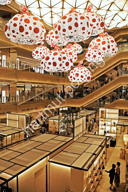 KUSAMA-YAYOI-PUMPKIN-GINZA-SIX03