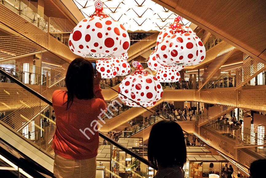 KUSAMA-YAYOI-PUMPKIN-GINZA-SIX07