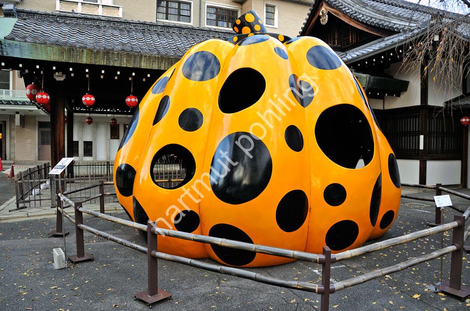 KUSAMA-YAYOI-PUMPKIN-GION-CORNER-KYOTO