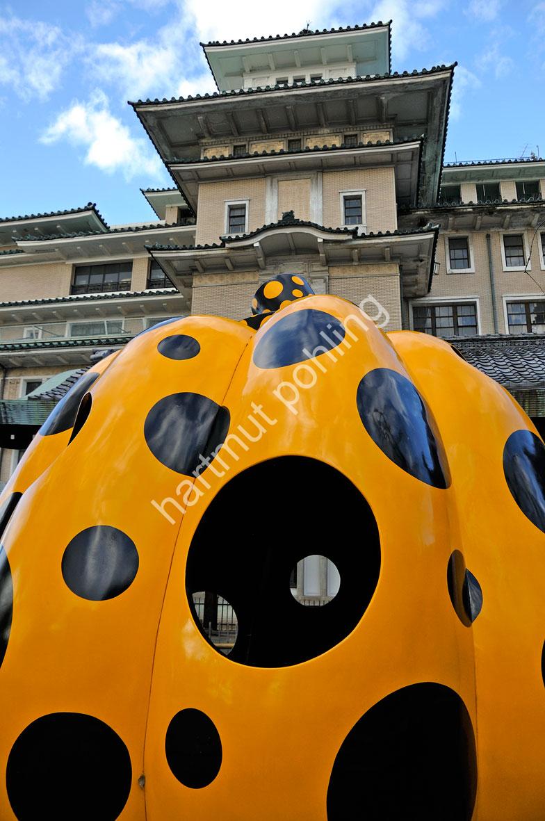 KUSAMA-YAYOI-PUMPKIN-GION-CORNER-KYOTO02