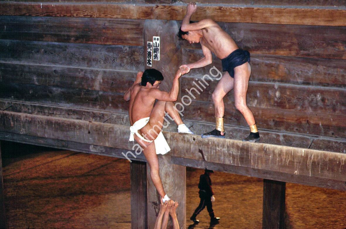 JAPAN-MATSURI-HADAKA13