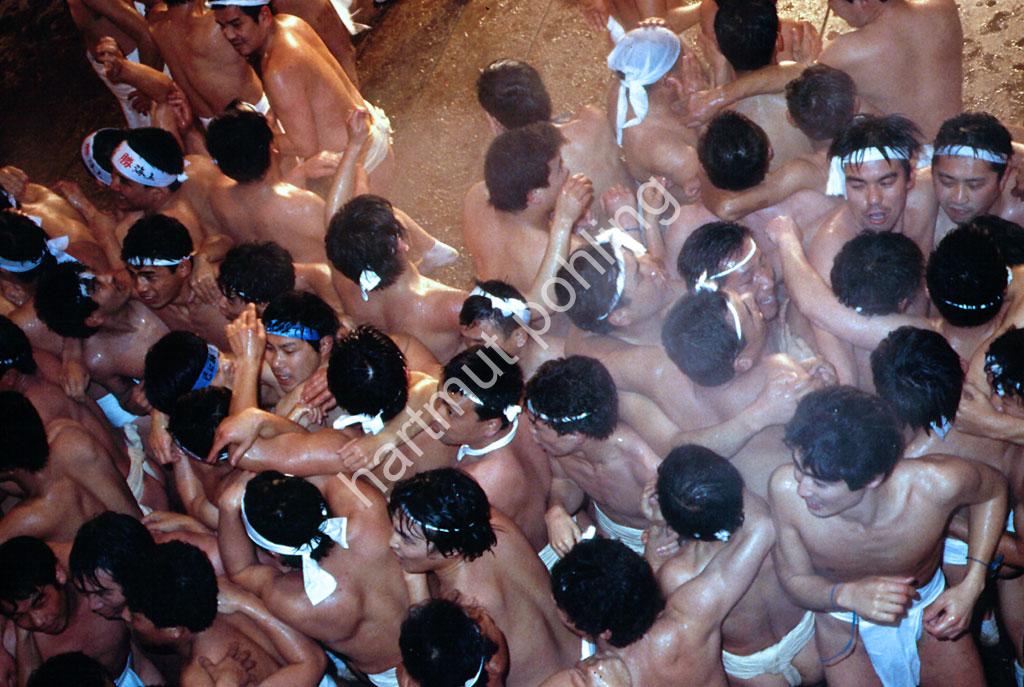 JAPAN-MATSURI-HADAKA16