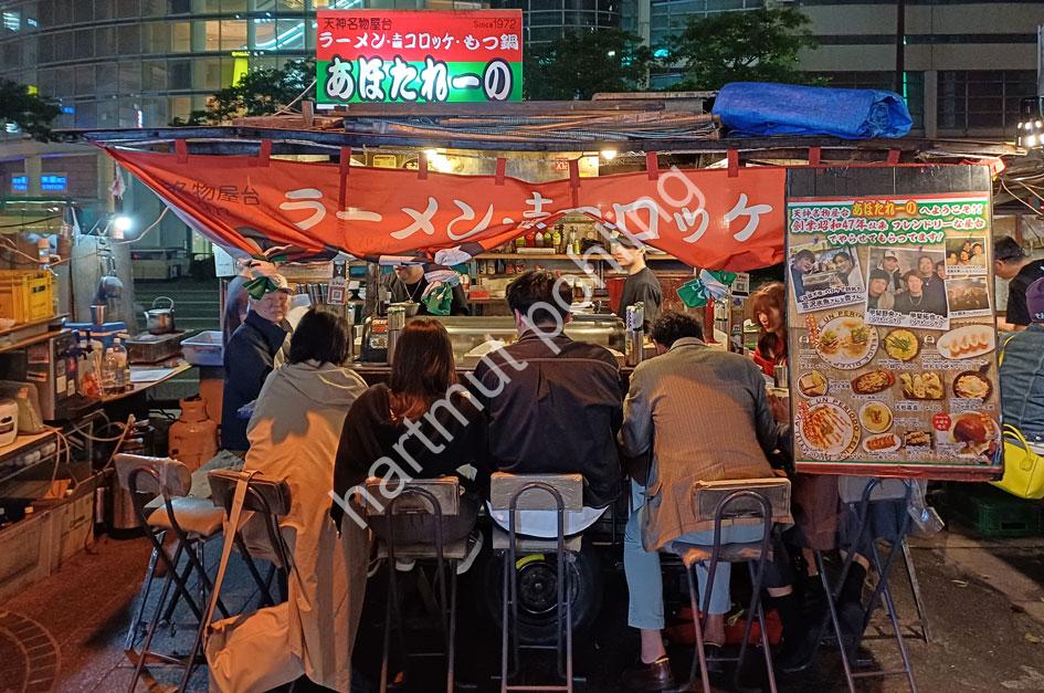 JAPAN-STADT-FUKUOKA-YATAI-FOOD-STALL02