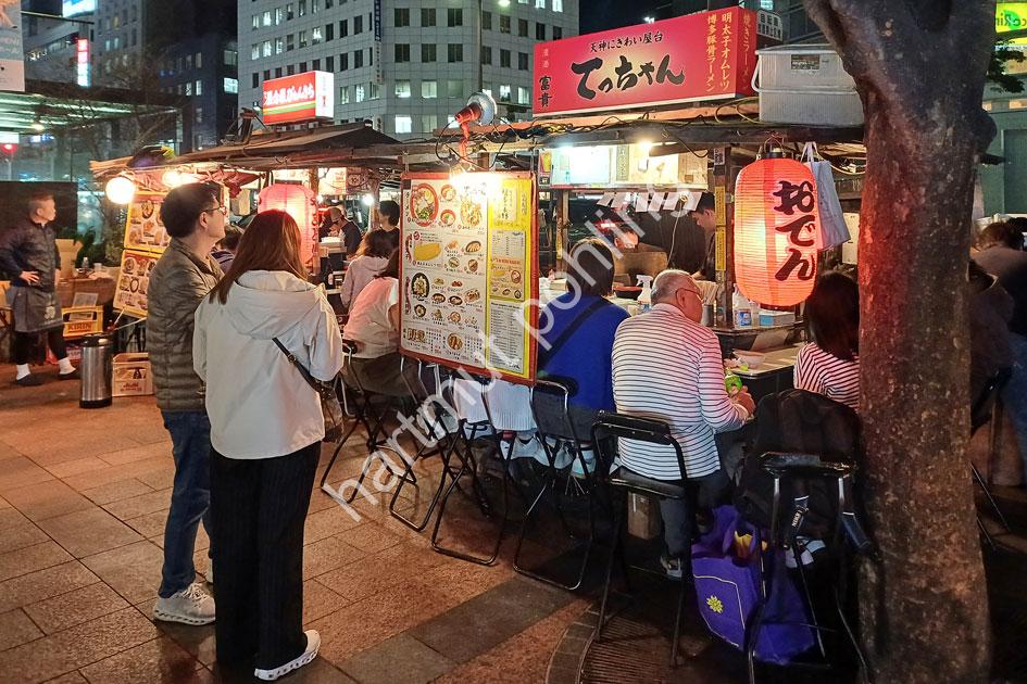 JAPAN-STADT-FUKUOKA-YATAI-FOOD-STALL03