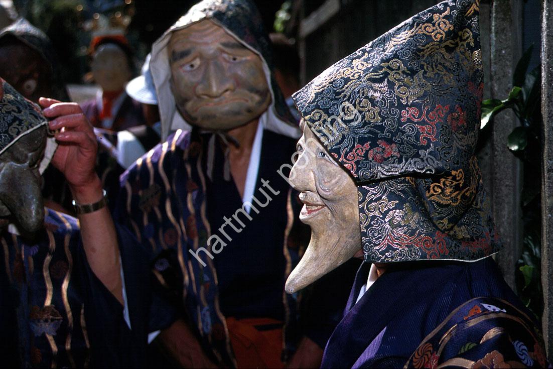 JAPAN-MATSURI-MENKAKE-GYORETSU-OLD-MAN