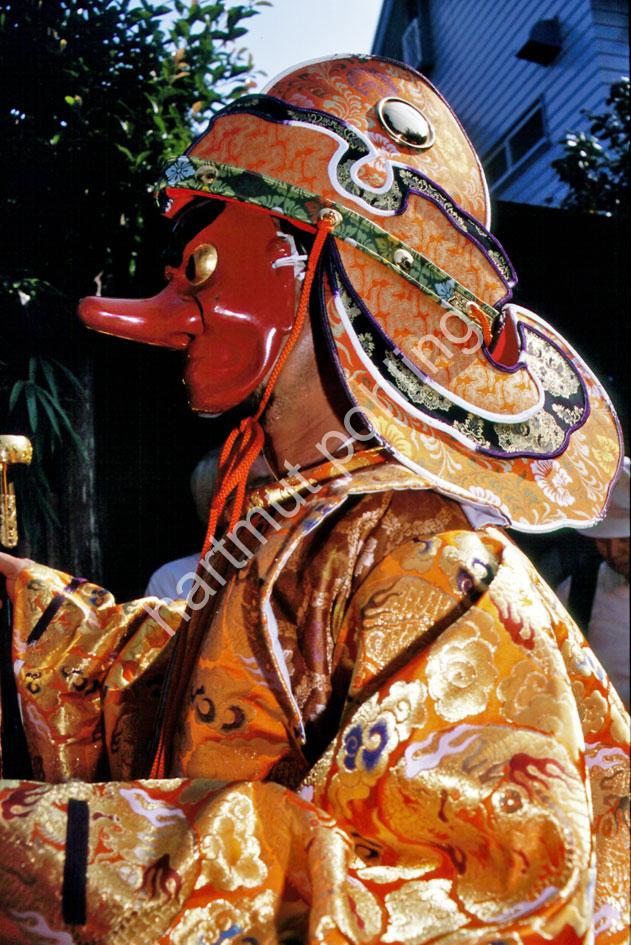 JAPAN-MATSURI-MENKAKE-GYORETSU-TENGU