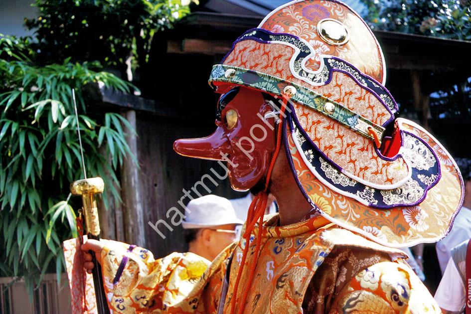 JAPAN-MATSURI-MENKAKE-GYORETSU-TENGU02