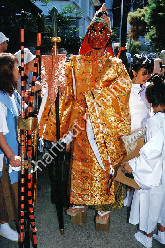 JAPAN-MATSURI-MENKAKE-GYORETSU-TENGU04